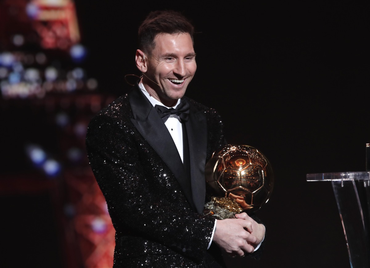 Paris St Germain's Lionel Messi with the Ballon d'Or award REUTERS/Benoit Tessier

