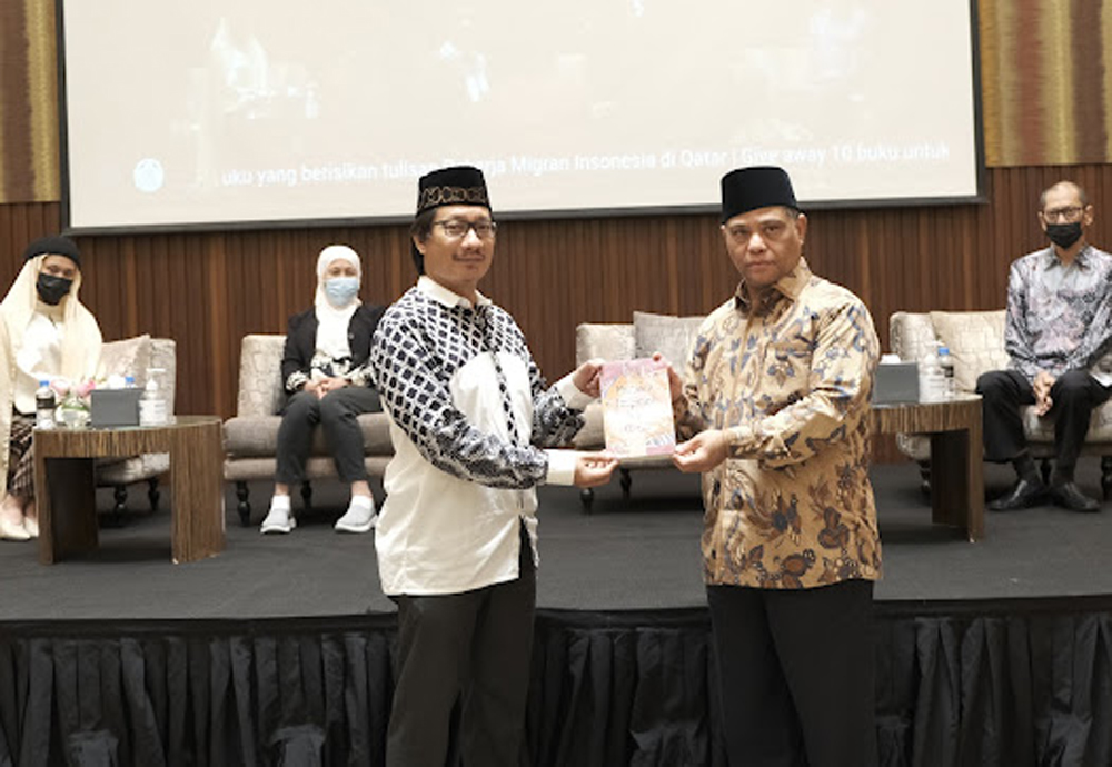 Ambassador of Indonesia, Ridwan Hassan, and others at the launch of “Mutiara Inspirasi dari Qatar” (The Pearl of Inspiration from Qatar) on December 4, 2021.