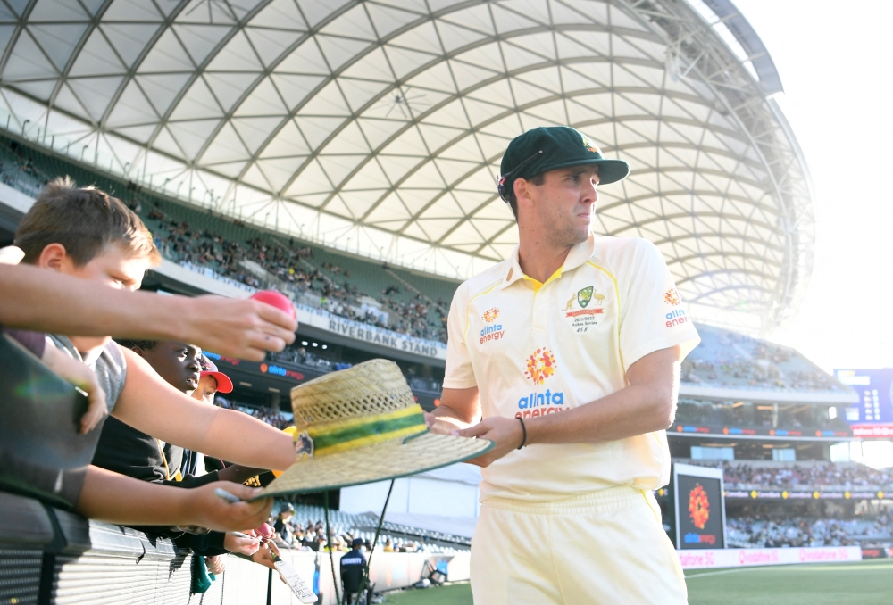 Australia's Jhye Richardson signs autographs for fans (REUTERS/Morgan Sette)