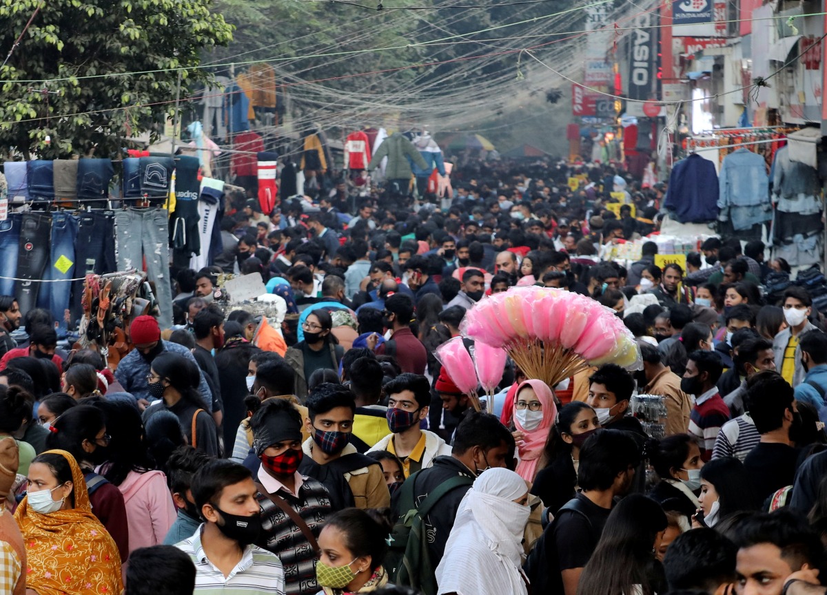 People shop at a crowded market ahead of Christmas, during the ongoing coronavirus disease (COVID-19) pandemic, in New Delhi, December 23, 2021. REUTERS/Anushree Fadnavis
