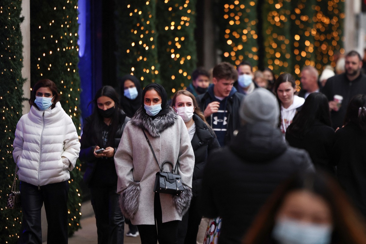 Shoppers walk along Oxford Street, amid the coronavirus disease (COVID-19) outbreak in London, Britain, December 23, 2021. REUTERS/Henry Nicholls
