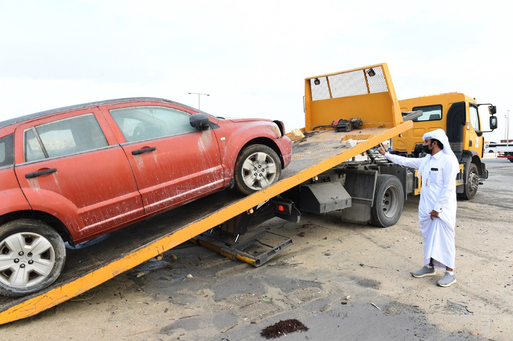 An abandoned vehicle is being removed in Al Rayan.