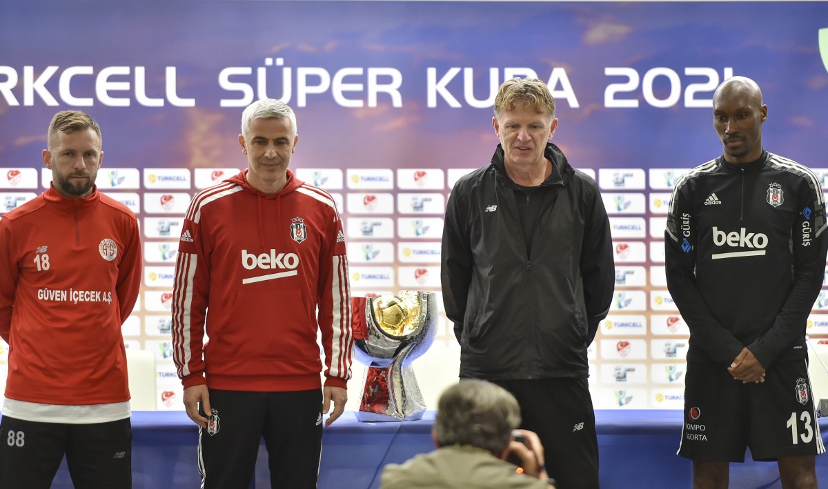 Besiktas coach Onder karaveli (second left) and Antalyaspor’s coach Alfons Groenendijk (third left) pose for a photograph with players during a press conference in Doha, yesterday.