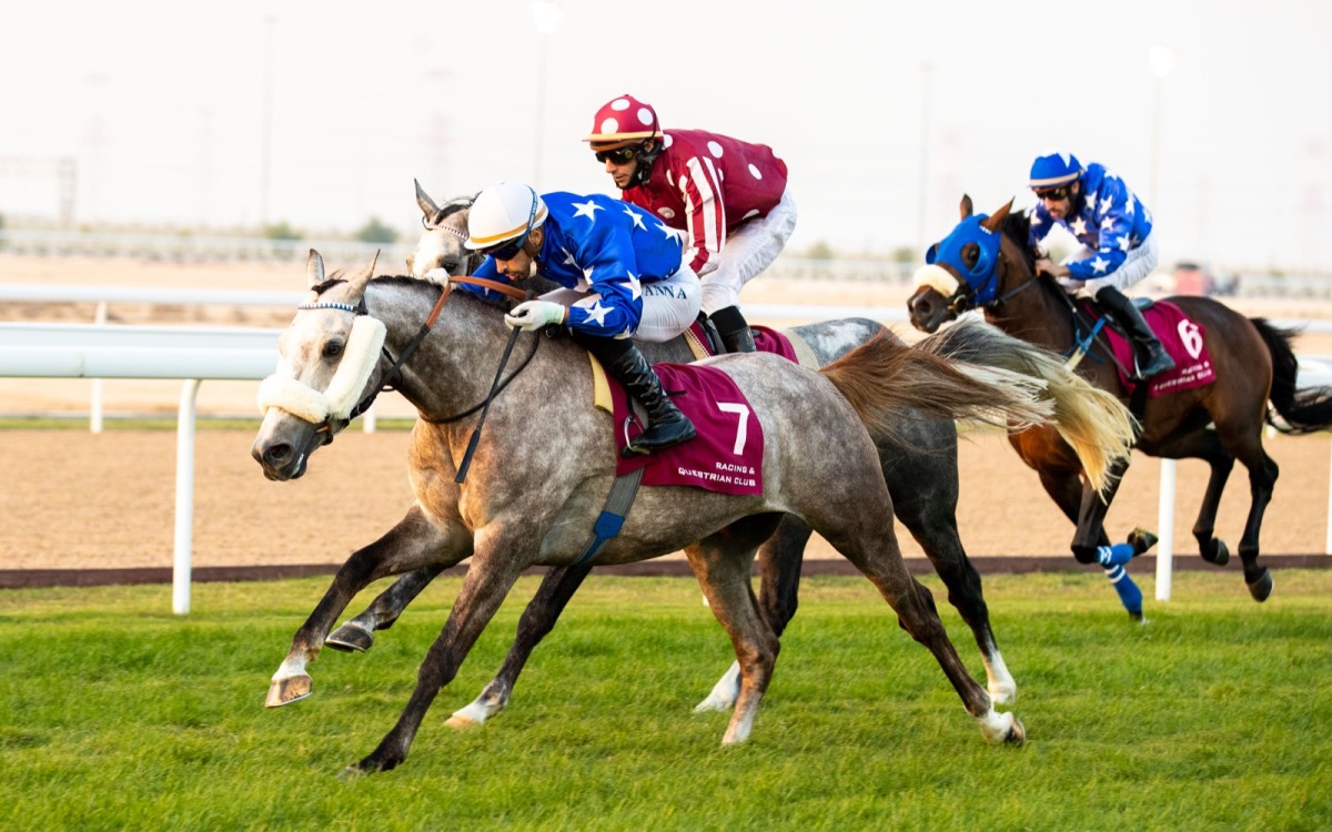 Alberto Sanna guides Essa (FR) towards the finish line.