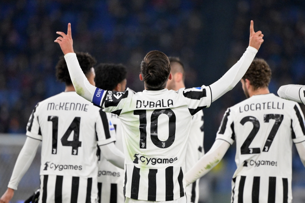 Juventus' Paulo Dybala celebrates scoring their first goal with Weston McKennie, Manuel Locatelli and teammates REUTERS/Alberto Lingria