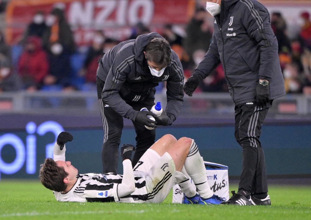 January 9, 2022 Juventus' Federico Chiesa receives medical attention after sustaining an injury. . REUTERS/Alberto Lingria