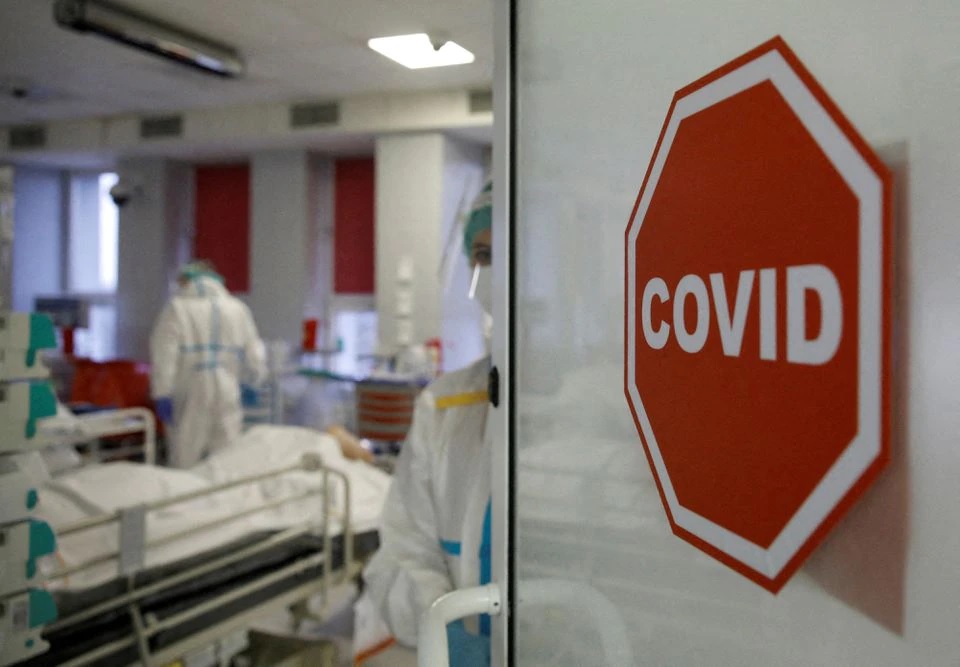 Medical staff members treat patients inside the coronavirus disease (COVID-19) ward at the Interior Ministry Hospital in Warsaw, Poland, November 8, 2021. REUTERS/Kacper Pempel


