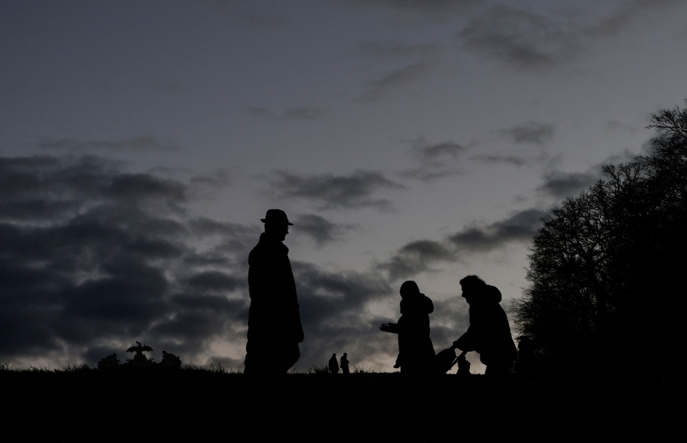 People walk in a public park as Austria's Government imposes new coronavirus disease (COVID-19) measures requiring people to wear masks outdoors when in crowd, in Vienna, Austria January 6, 2022. REUTERS/Leonhard Foeger/File Photo