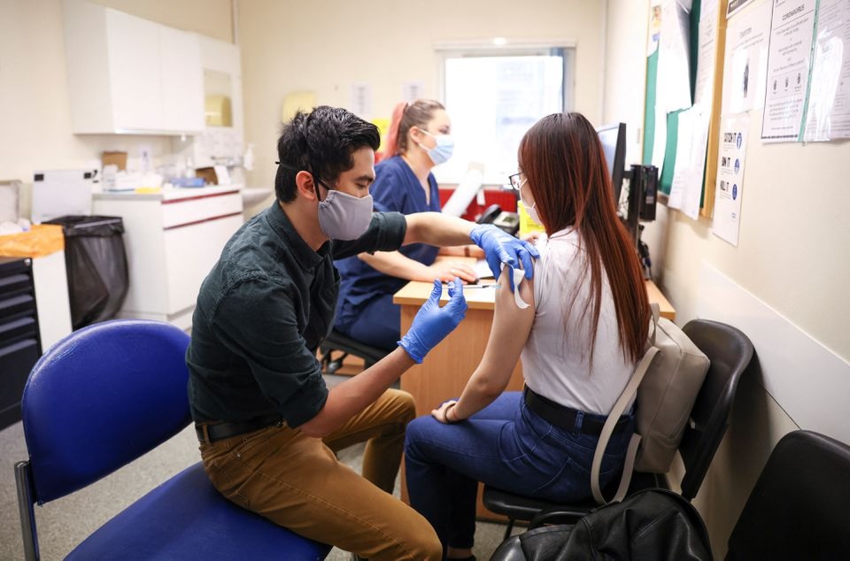 A person receives a dose of the Pfizer BioNTech vaccine, at vaccination centre for young people and students at the Hunter Street Health Centre, amid the coronavirus disease (COVID-19) outbreak, in London, Britain, June 5, 2021. REUTERS/Henry Nicholls

