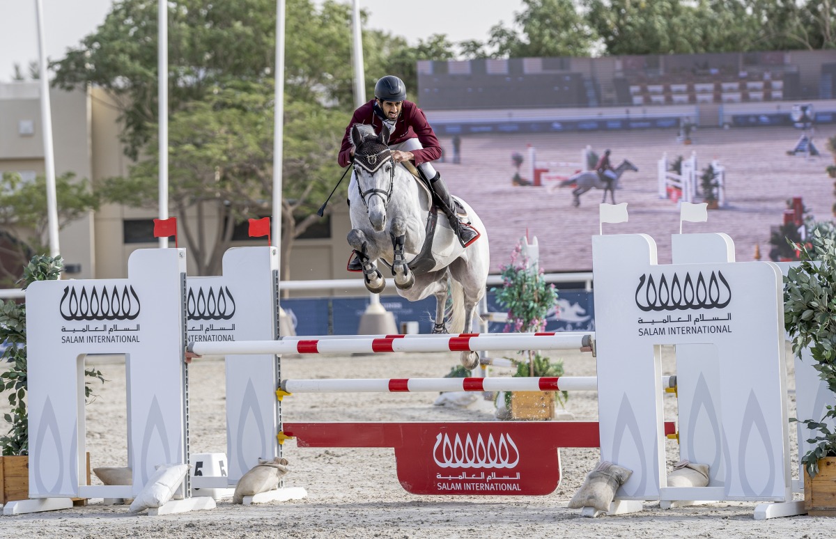  Juma guides Fito R during the event.