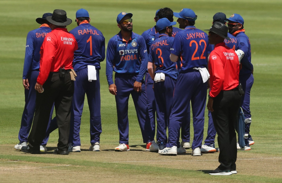 India's Jayant Yadav, KL Rahul and Yuzvendra Chahal celebrate with teammates after taking the wicket of South Africa's Aiden Markram REUTERS/Sumaya Hisham

