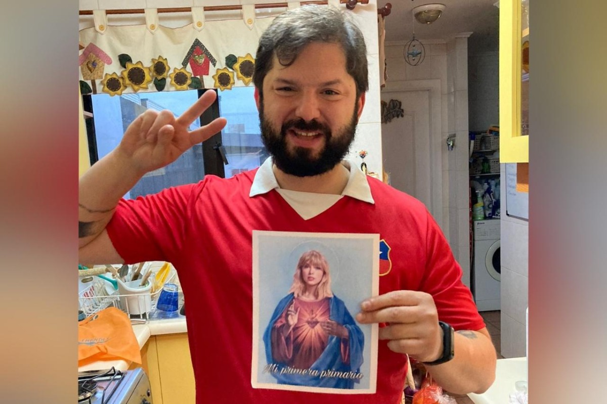 An undated picture of Chile's President-elect Gabriel Boric shows an image of pop star Taylor Swift after a song writing tiff, goes viral in Santiago, Chile. Courtesy of TWITTER/@swiftiesxboric/via REUTERS 