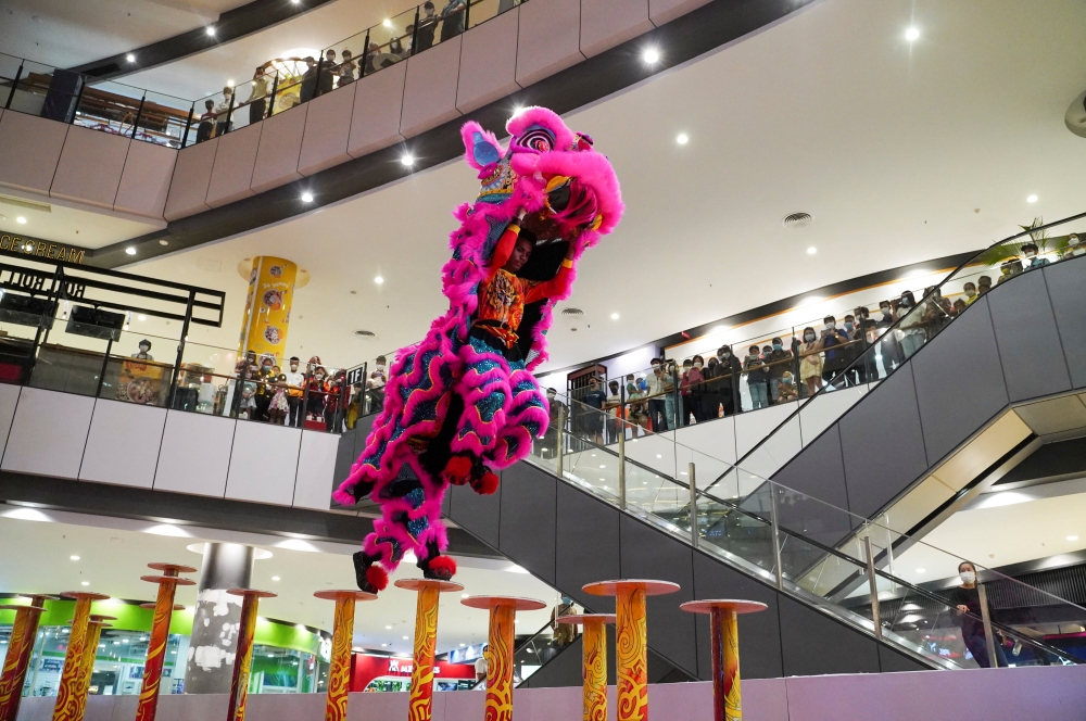 Lion dancers perform at Aeon Mall Sen Sok in Phnom Penh, Cambodia, January 30, 2022. Reuters/Cindy Liu
 