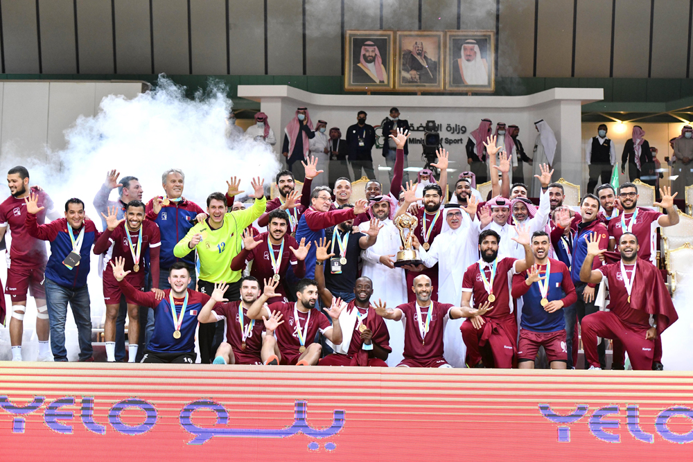 Qatar players and officials celebrate with the trophy after winning the Asian Men’s Handball Championship title in Dammam, yesterday.
