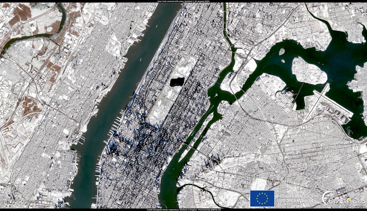 A satellite image shows New York City, U.S., covered with snow amid a winter storm January 30, 2022. Picture taken January 30, 2022. European Union, Copernicus Sentinel-2 Imagery processed by @DEFIS_EU/Handout via REUTERS