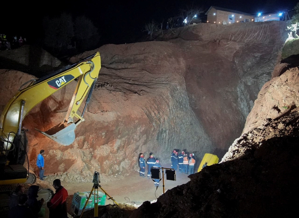 Rescuers work to reach a five-year old boy trapped in a well in the northern hill town of Chefchaouen, Morocco February 4, 2022. Reuters/Thami Nouas