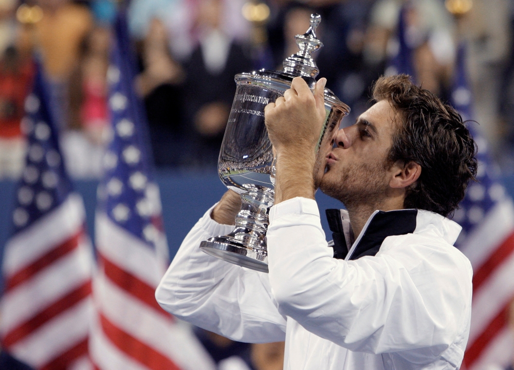 Juan Martin del Potro of Argentina kisses the champions trophy after defeating Roger Federer of Switzerland in the men's final at the U.S. Open tennis championship in New York, September 14, 2009. REUTERS/David Gray (UNITED STATES SPORT TENNIS)/File Photo