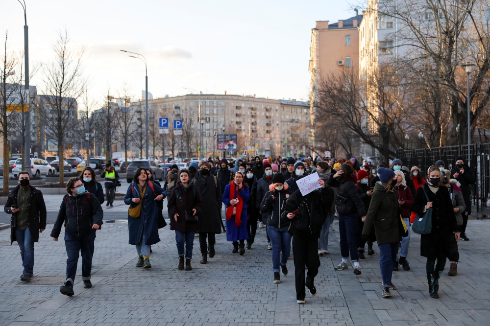 People take part in a protest against Russian invasion of Ukraine, after President Vladimir Putin authorised a massive military operation, in Moscow, Russia February 27, 2022. REUTERS/Evgenia Novozhenina
