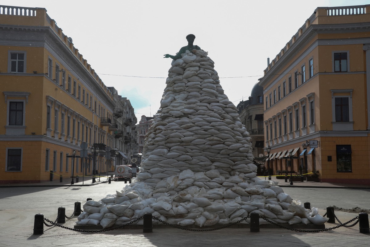 A monument of the city founder Duke de Richelieu is seen covered with sand bags for protection, amid Russia's invasion of Ukraine, in central Odessa, Ukraine March 9, 2022. REUTERS/Liashonok Nina
