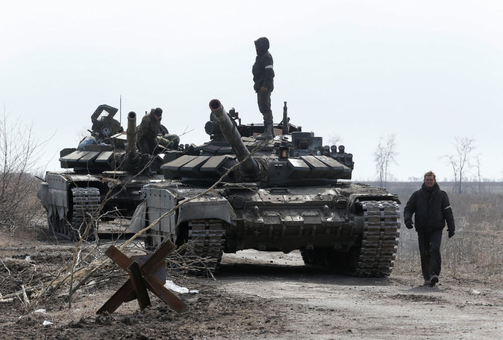 A view shows service members of pro-Russian troops and tanks during Ukraine-Russia conflict on the outskirts of the besieged southern port city of Mariupol, Ukraine March 20, 2022. REUTERS.