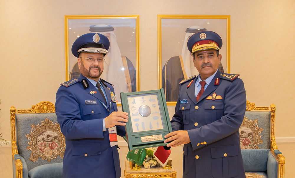 Chief of Staff of the Armed Forces Staff Lieutenant General (Pilot) H E Salem bin Hamad bin Aqeel Al Nabit (right) presents a plaque to Chief of the General Staff of the Kingdom of Saudi Arabia H E  Lieutenant General Fayyad bin Hamed Al Ruwaili. 