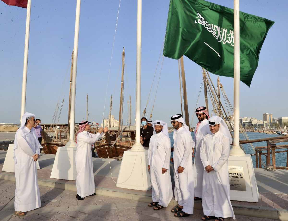 Ambassador H H Prince Mansour bin Khalid bin Farhan Al Saud hoisting Kingdom of Saudi Arabia’s flag at Doha Corniche, near the Countdown Clock, yesterday. 