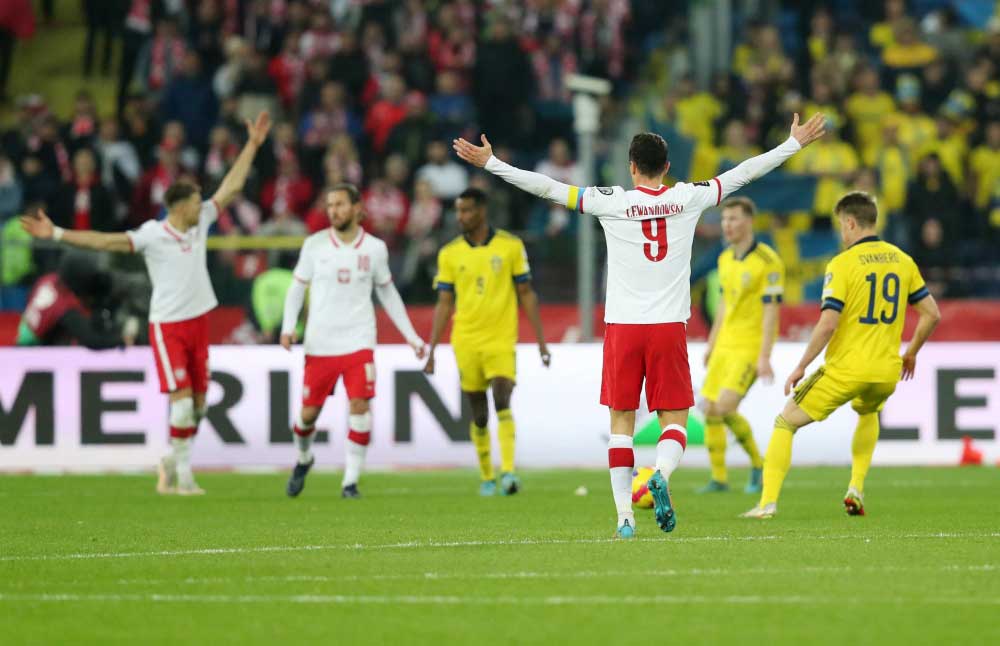Poland's Robert Lewandowski celebrates after qualifying for the World Cup Qatar 2022 Reuters/Kacper Pempel