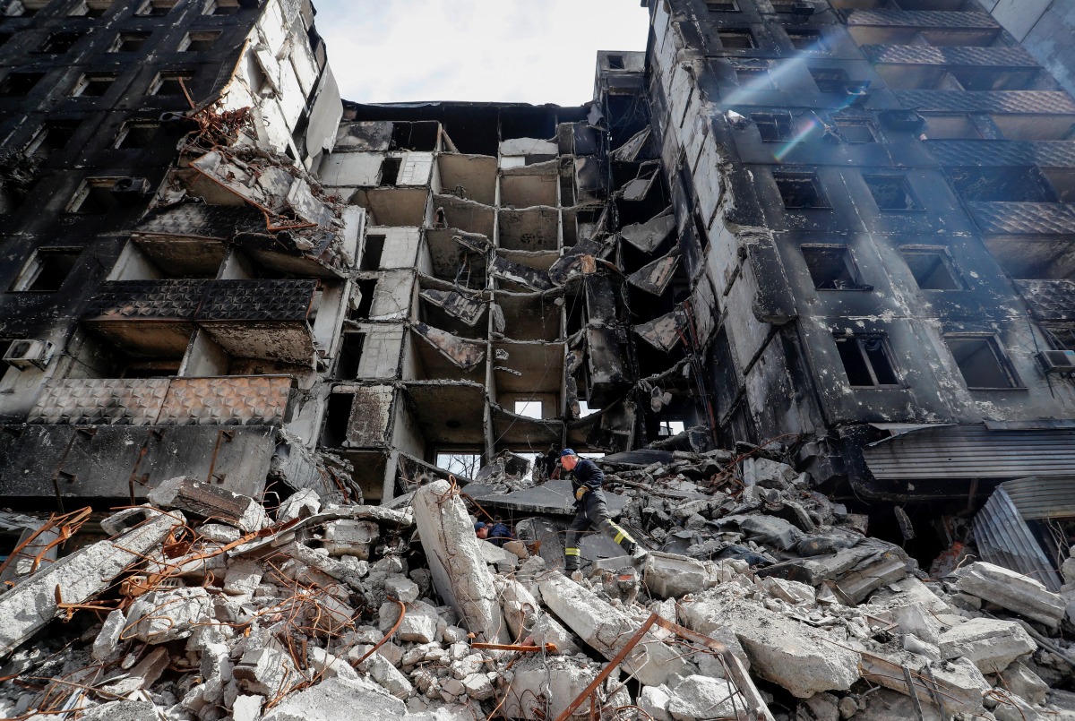 Emergency workers remove debris of a building destroyed in the course of the Ukraine-Russia conflict, in the southern port city of Mariupol, Ukraine April 10, 2022. REUTERS/Alexander Ermochenko

