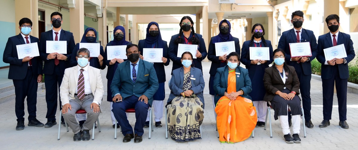 Participating students with the officials. 
