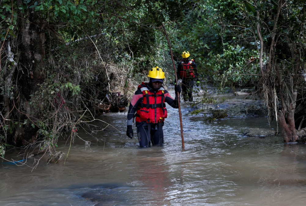 Rescuers search for bodies in Umbumbulu near Durban, South Africa, April 18, 2022. REUTERS/Rogan Ward