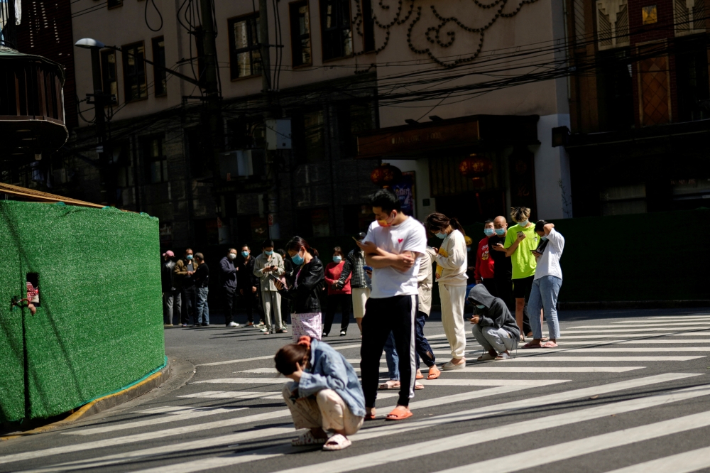 Residents line up for nucleic acid tests during a lockdown, amid the coronavirus disease (COVID-19) pandemic, in Shanghai, China, April 17, 2022. Reuters/Aly Song