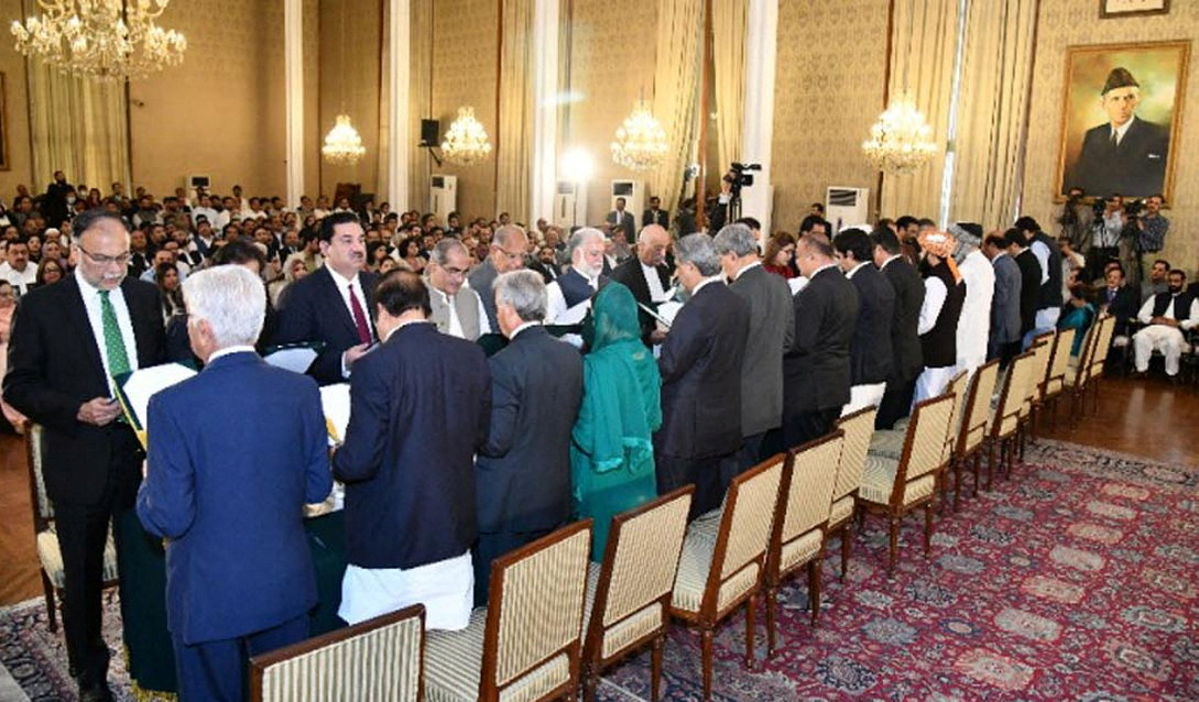 Members of Pakistan's new cabinet take the oath in a ceremony in Islamabad, Pakistan April 19, 2022. Press Information Department Handout via REUTERS