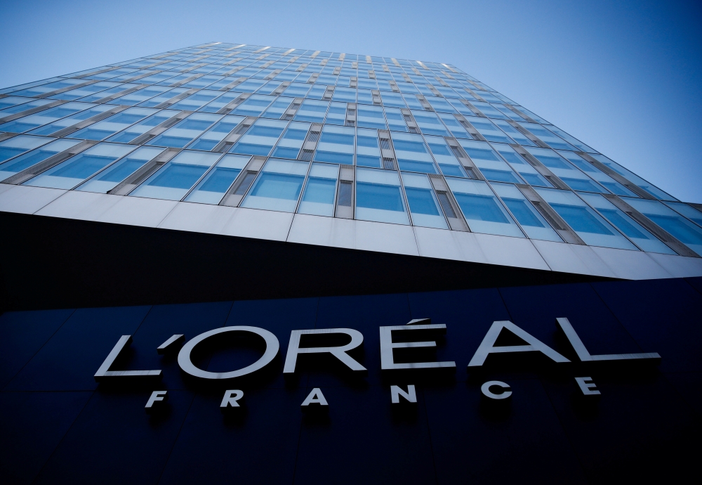 The logo of French cosmetics group L'Oreal in Levallois-Perret, France, February 7, 2020. REUTERS/Gonzalo Fuentes/File Photo

