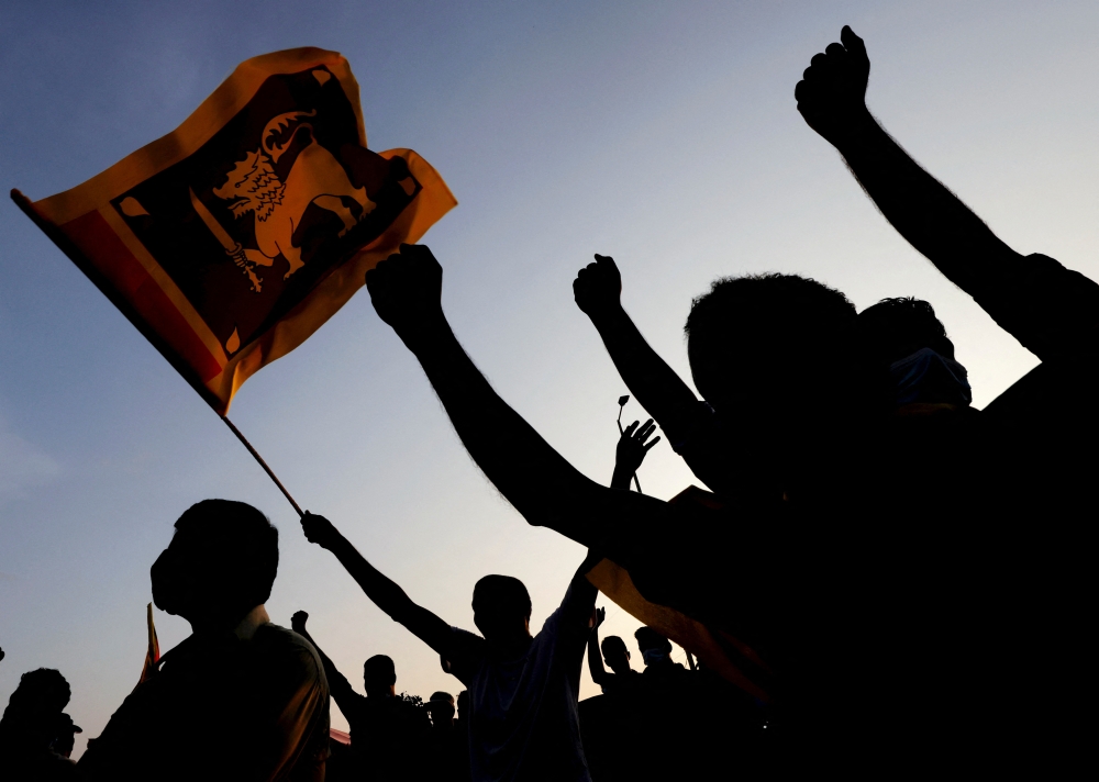 Protestors shout slogans against Sri Lanka President Gotabaya Rajapaksa near the Presidential Secretariat, amid the country's economic crisis in Colombo, Sri Lanka, April 10, 2022. REUTERS/Dinuka Liyanawatte