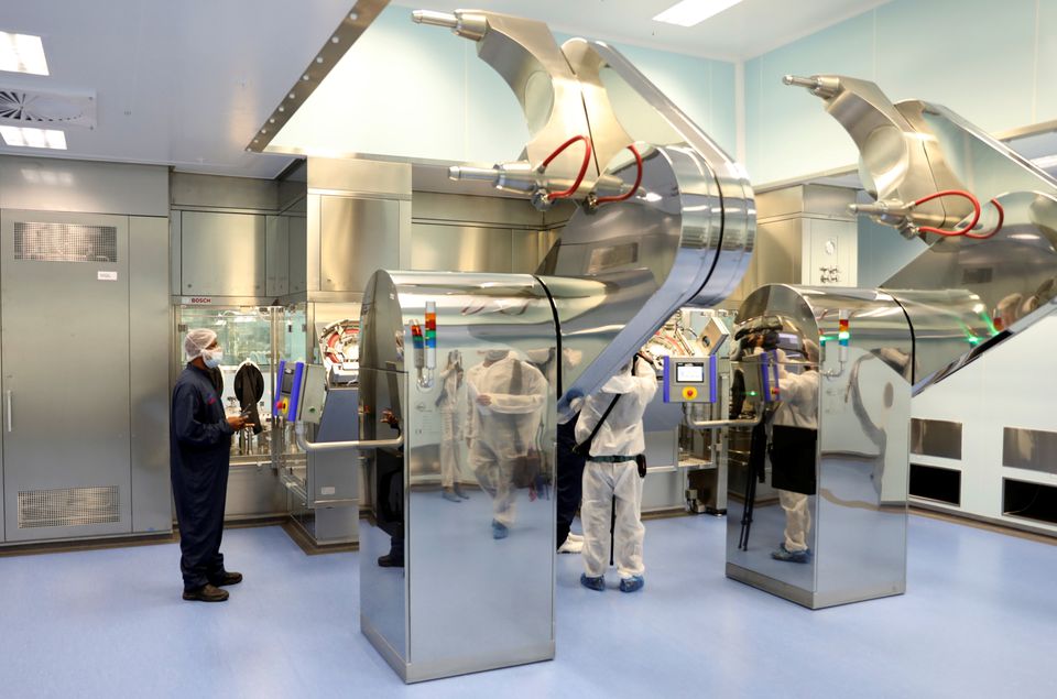 FILE PHOTO - A worker at the South African pharmaceutical major Aspen Pharmacare, is seen at its Johnson & Johnson COVID-19 vaccine facility in Gqeberha, South Africa, October 25, 2021. REUTERS/Siphiwe Sibeko