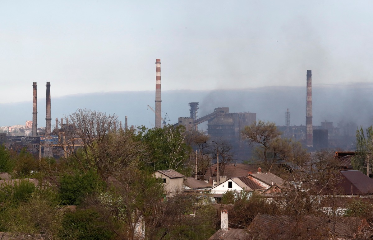Smoke rises above a plant of Azovstal Iron and Steel Works during Ukraine-Russia conflict in the southern port city of Mariupol, Ukraine May 3, 2022. REUTERS/Alexander Ermochenko
