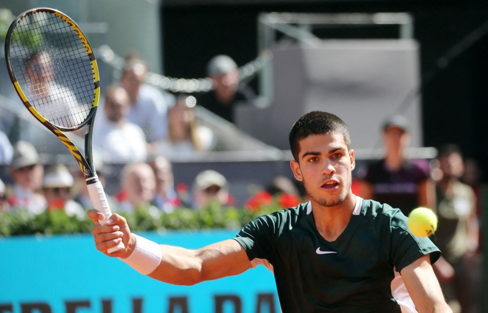 May 6, 2022 Spain's Carlos Alcaraz Garfia in action during his quarter final match against Spain's Rafael Nadal REUTERS/Isabel Infantes