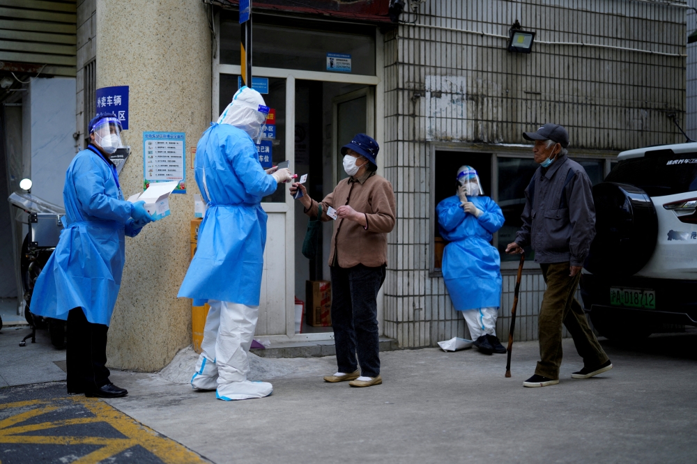 Residents line up for nucleic acid tests during lockdown, amid the coronavirus disease (COVID-19) pandemic, in Shanghai, China, April 30, 2022. REUTERS/Aly Song/File Photo