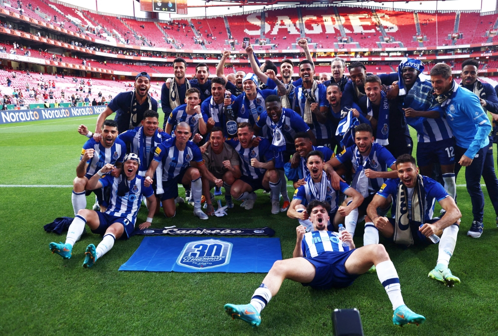 FC Porto players celebrate after winning the Primeira Liga REUTERS/Pedro Nunes
