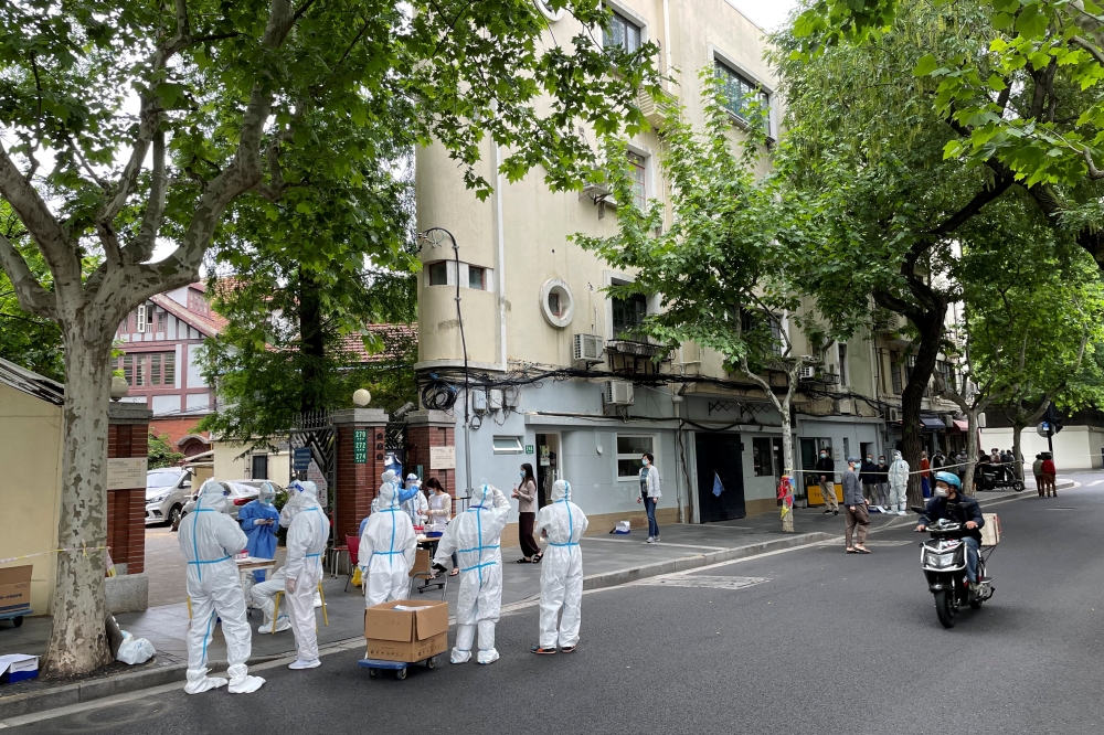 Residents line up for nucleic acid testing, amid the coronavirus disease (COVID-19) outbreak, in Shanghai, China May 11, 2022. REUTERS/Jacqueline Wong
