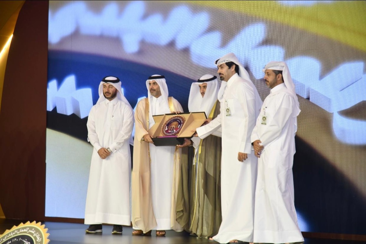 Assistant Undersecretary for Municipal Affairs at the Ministry of Municipality Mansour Abdullah Zaid Al Mahmoud receives the award during a ceremony. 
