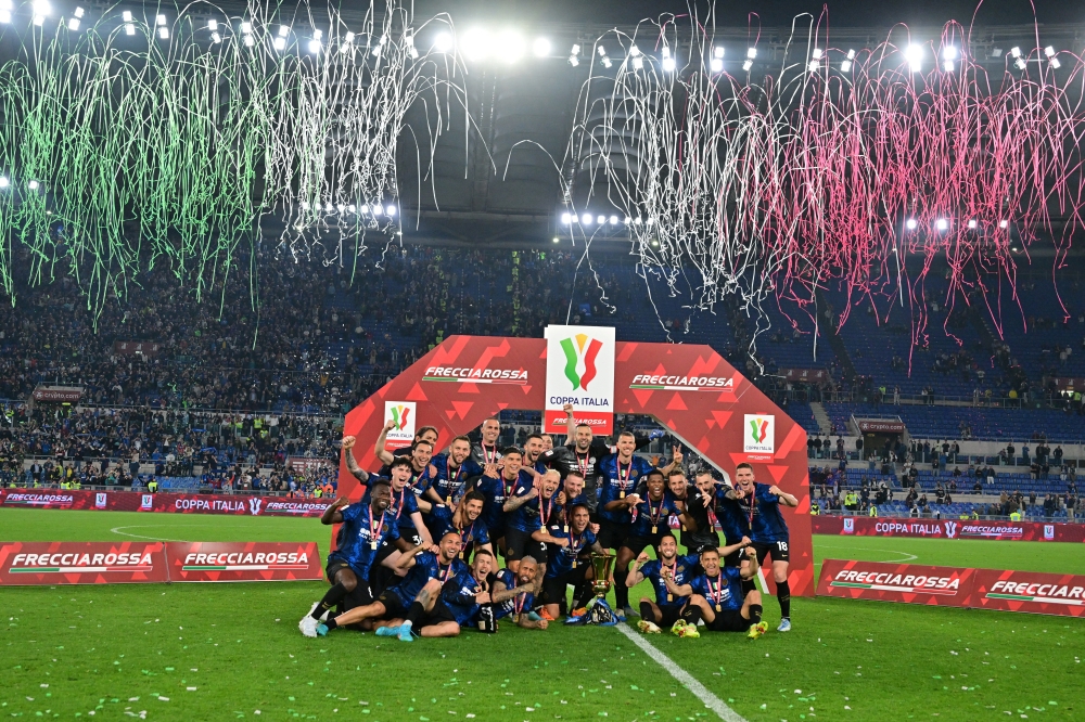 General view as Inter Milan players celebrate winning the Coppa Italia with the trophy REUTERS/Alberto Lingria