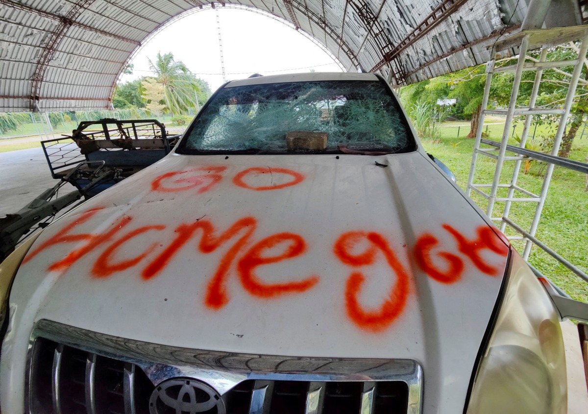 FILE PHOTO: Graffiti written by anti-government factions is pictured on a vehicle, at a house belonging to the former Prime Minister Mahinda Rajapaksa's family, following violent clashes between pro and anti-government factions and police, in Weeraketiya, Sri Lanka, May 11, 2022. REUTERS/Alasdair Pal/File Photo
