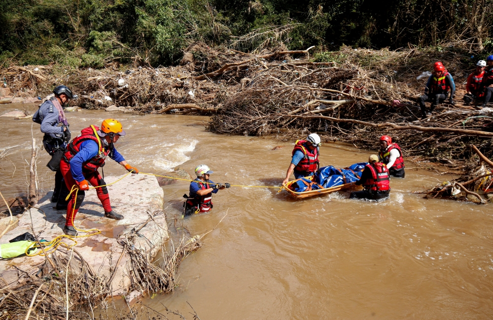 A search and rescue team prepares to airlift a body from the Mzinyathi River after heavy rains caused flooding near Durban, South Africa, April 19, 2022. REUTERS/Rogan Ward/File Photo