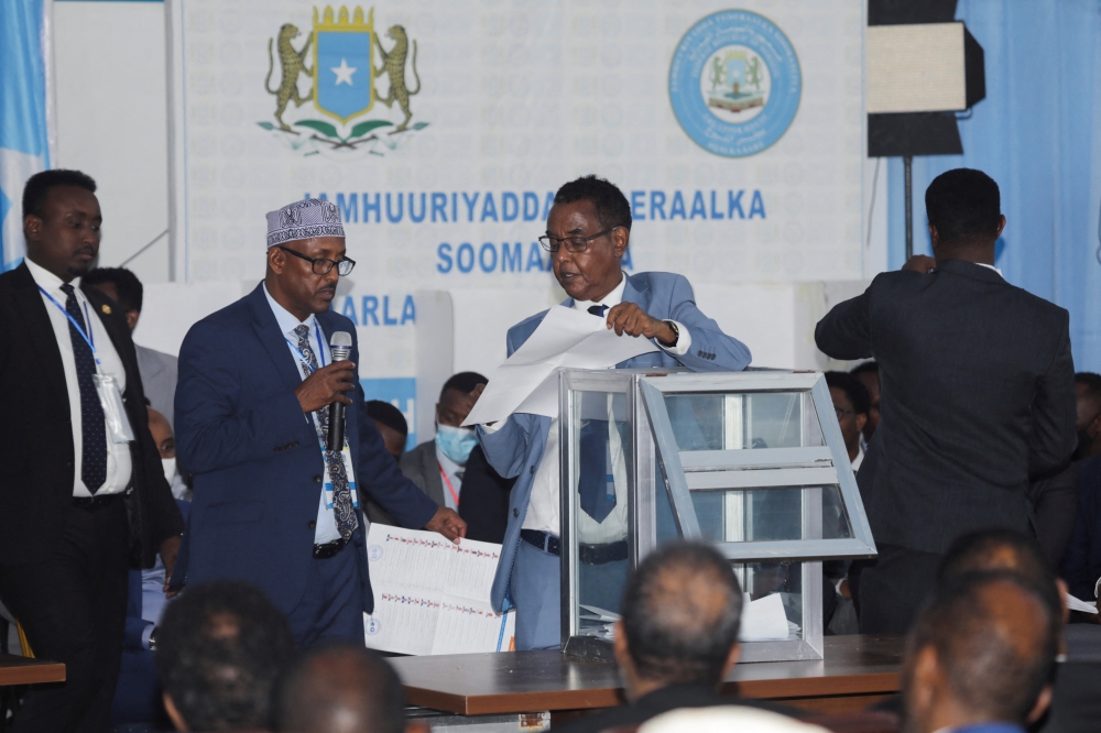 Officials count ballots during the first round of the Somali presidential elections, in Mogadishu, Somalia. May 15, 2022. REUTERS.