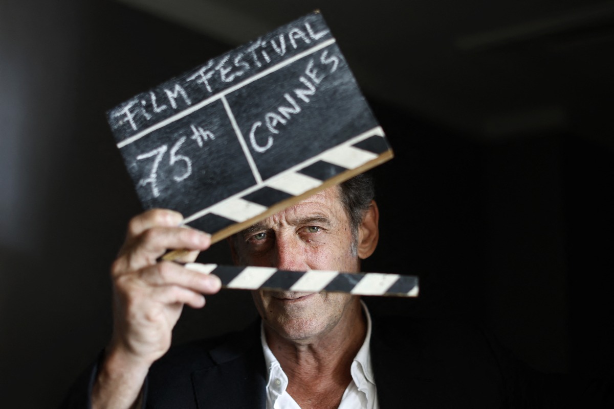 The 75th Cannes Film Festival - Cannes, France, May 16, 2022. Vincent Lindon, Jury President of the 75th Cannes Film Festival, holds a film clapper on the eve of the opening of the film festival. REUTERS/Eric Gaillard
