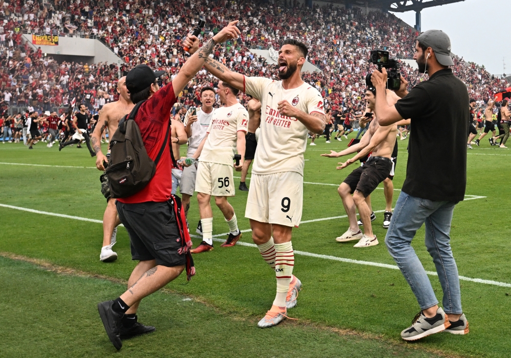 AC Milan's Olivier Giroud celebrates winning Serie A with AC Milan fans after the match REUTERS/Alberto Lingria
