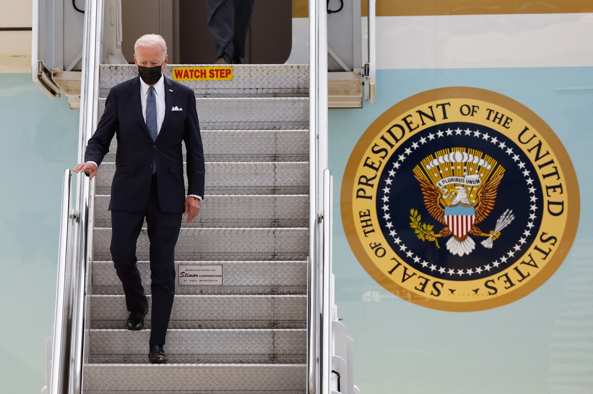 U.S. President Joe Biden arrives aboard Air Force One at Yokota U.S. Air Force Base in Fussa, on the outskirts of Tokyo, Japan May 22, 2022. REUTERS/Kim Kyung-Hoon

