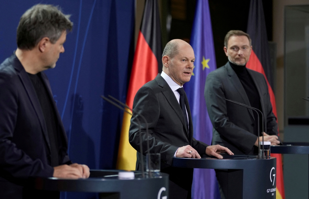 German Chancellor Olaf Scholz speaks during a joint news conference with German Economy and Climate Minister Robert Habeck and German Finance Minister Christian Lindner in Berlin, Germany, January 21, 2022. Michael Sohn/Pool via REUTERS/File Photo
 