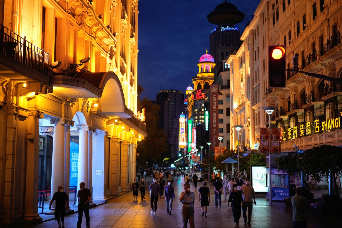People walk at a main shopping area, as the city prepares to end the lockdown placed to curb the coronavirus disease (COVID-19) outbreak in Shanghai, China May 31, 2022. REUTERS/Aly Song
